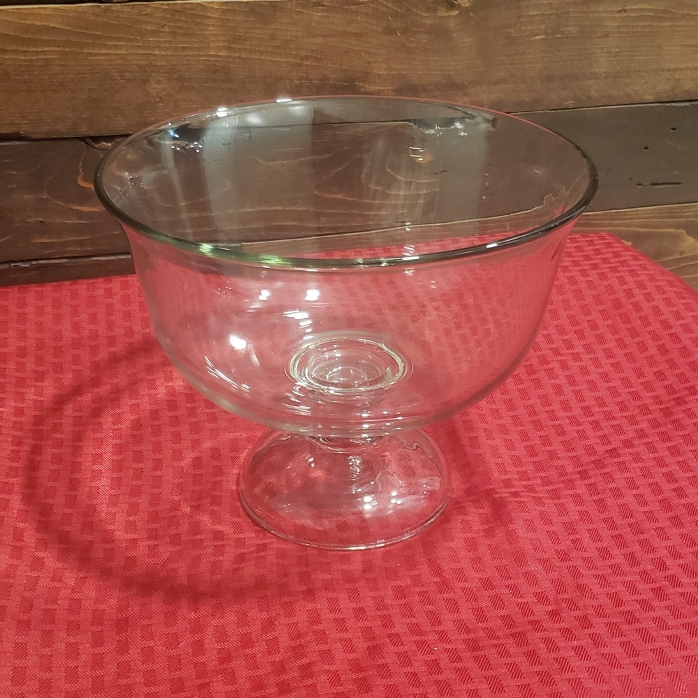 Large Crystal Glass Bowl on a Pedastool